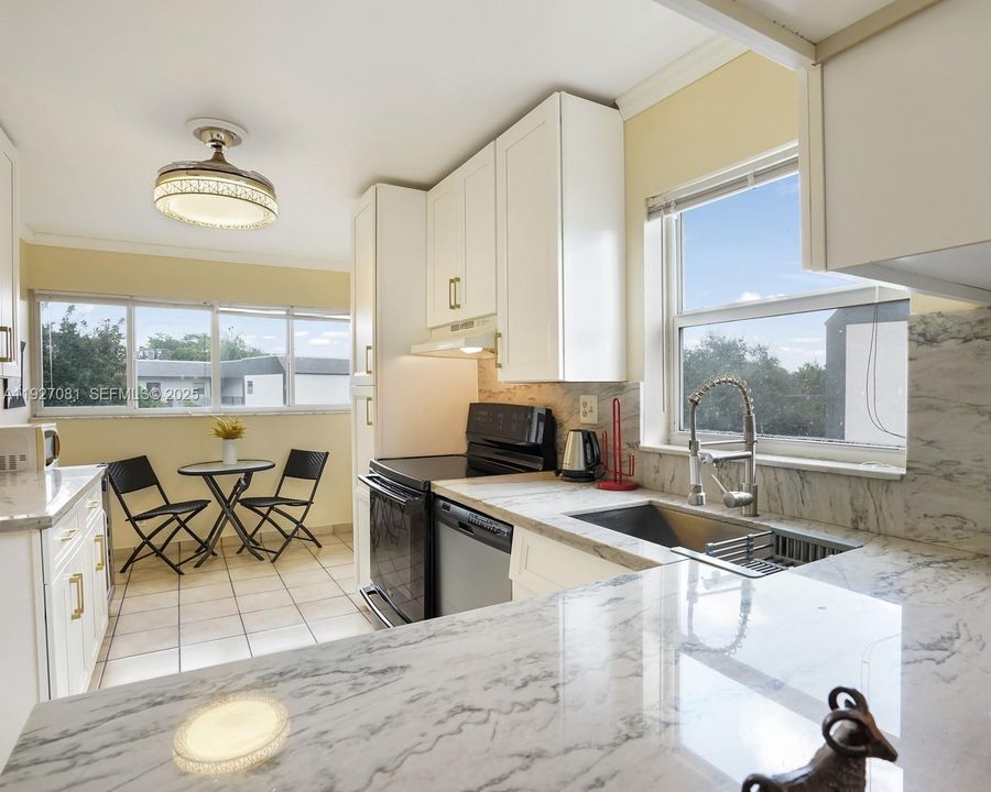 待售: $155,000 (2 贝兹, 2 浴室, 1075 平方英尺)