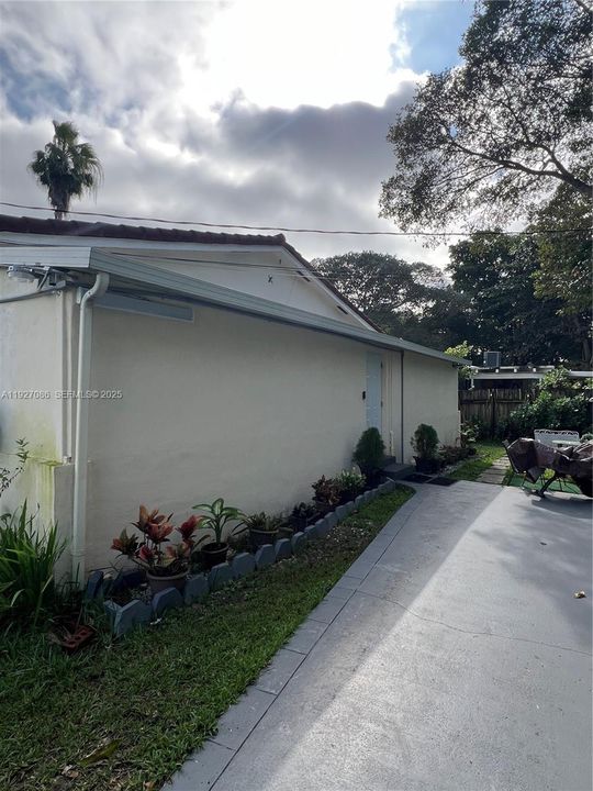 For Sale: $1,400,000 (5 beds, 2 baths, 2410 Square Feet)