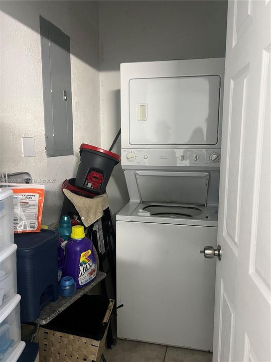 For Sale: $1,400,000 (5 beds, 2 baths, 2410 Square Feet)