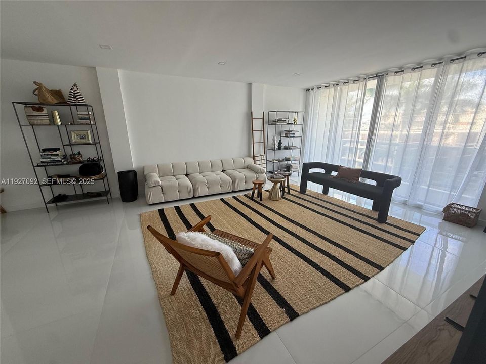 出租: $3,400 (1 贝兹, 1 浴室, 1125 平方英尺)