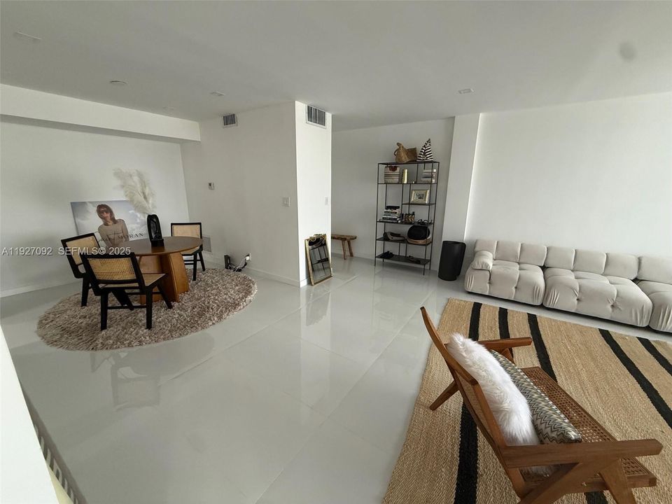 出租: $3,400 (1 贝兹, 1 浴室, 1125 平方英尺)