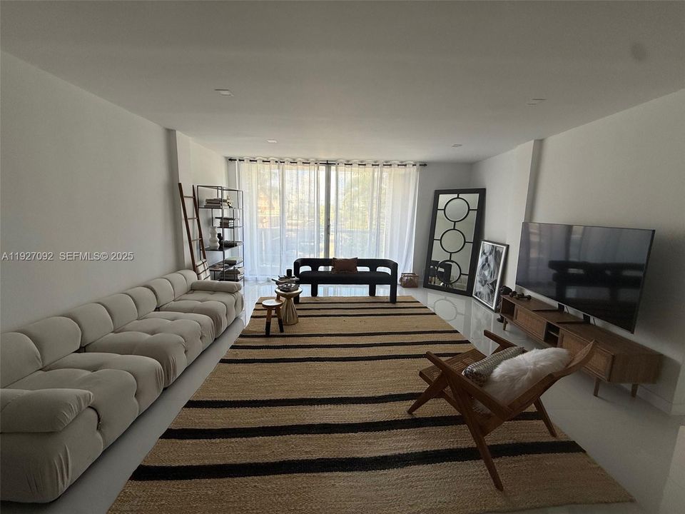 出租: $3,400 (1 贝兹, 1 浴室, 1125 平方英尺)