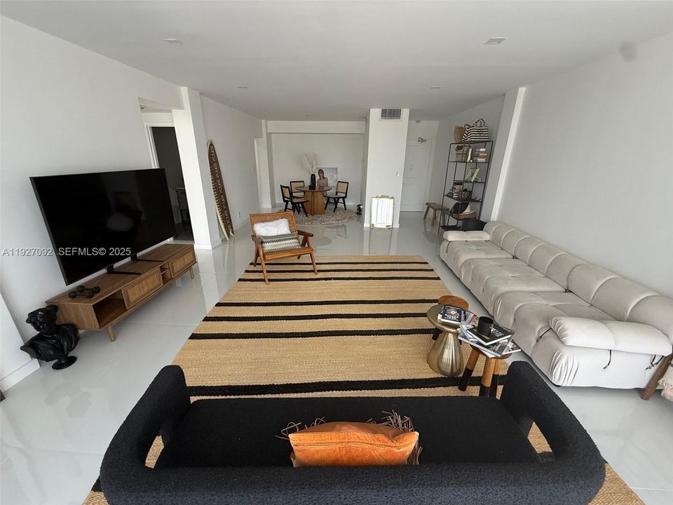 出租: $3,400 (1 贝兹, 1 浴室, 1125 平方英尺)