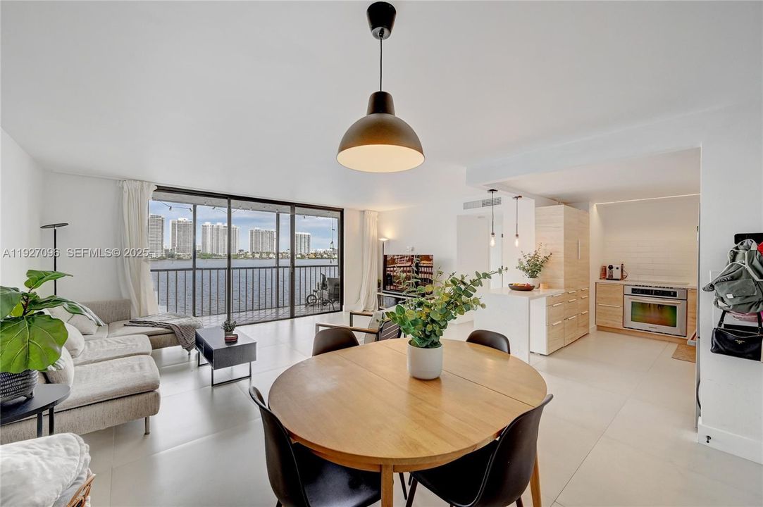 待售: $445,000 (2 贝兹, 2 浴室, 1110 平方英尺)