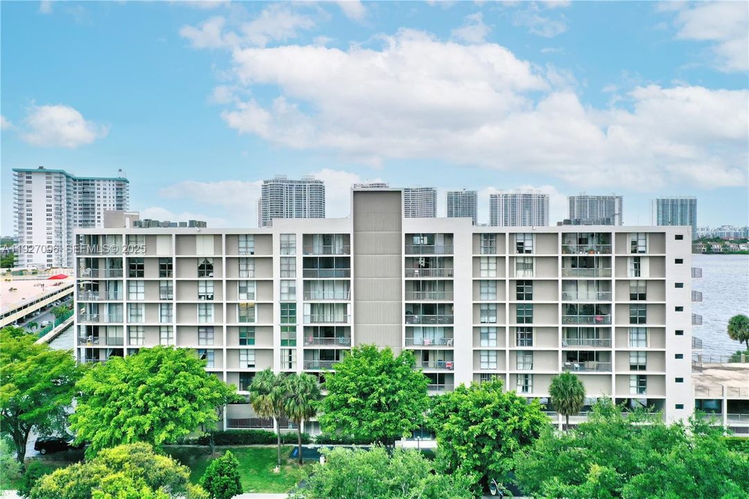 待售: $445,000 (2 贝兹, 2 浴室, 1110 平方英尺)