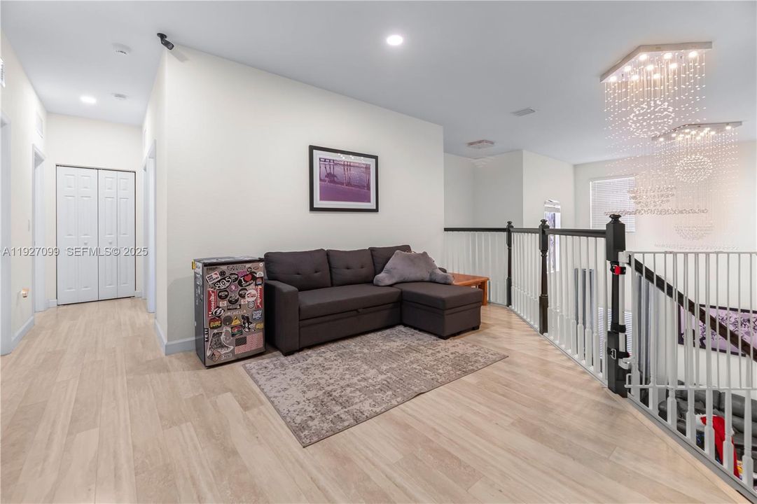 待售: $834,999 (5 贝兹, 4 浴室, 3696 平方英尺)