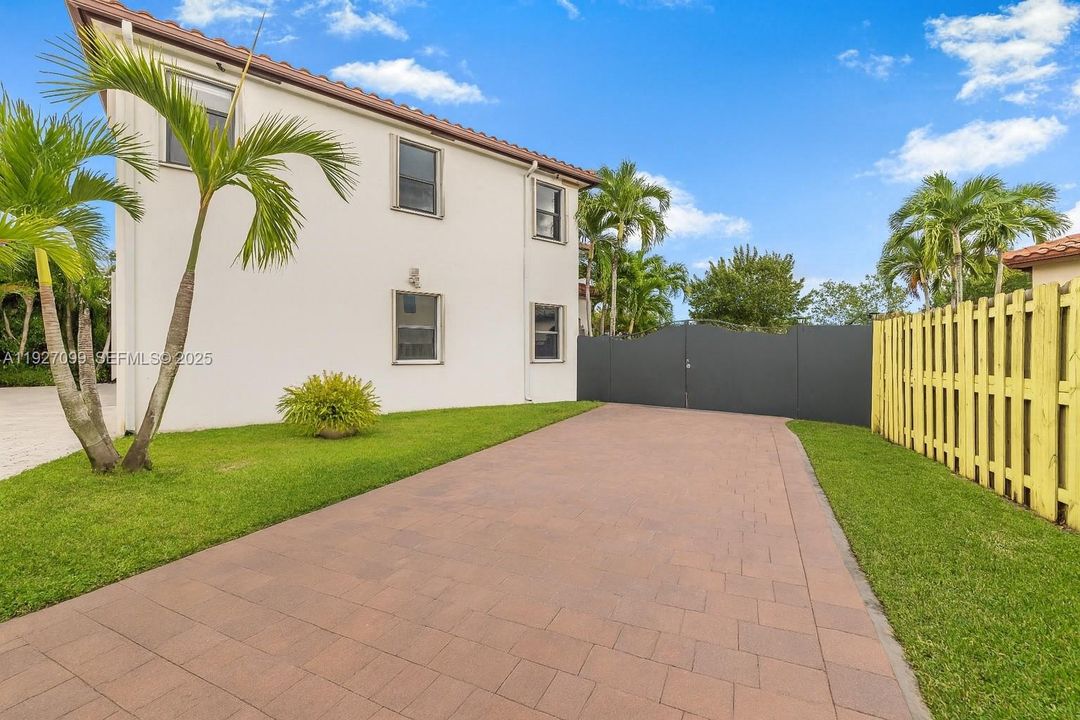 待售: $834,999 (5 贝兹, 4 浴室, 3696 平方英尺)