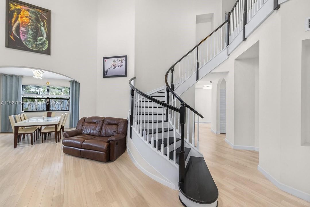 待售: $834,999 (5 贝兹, 4 浴室, 3696 平方英尺)