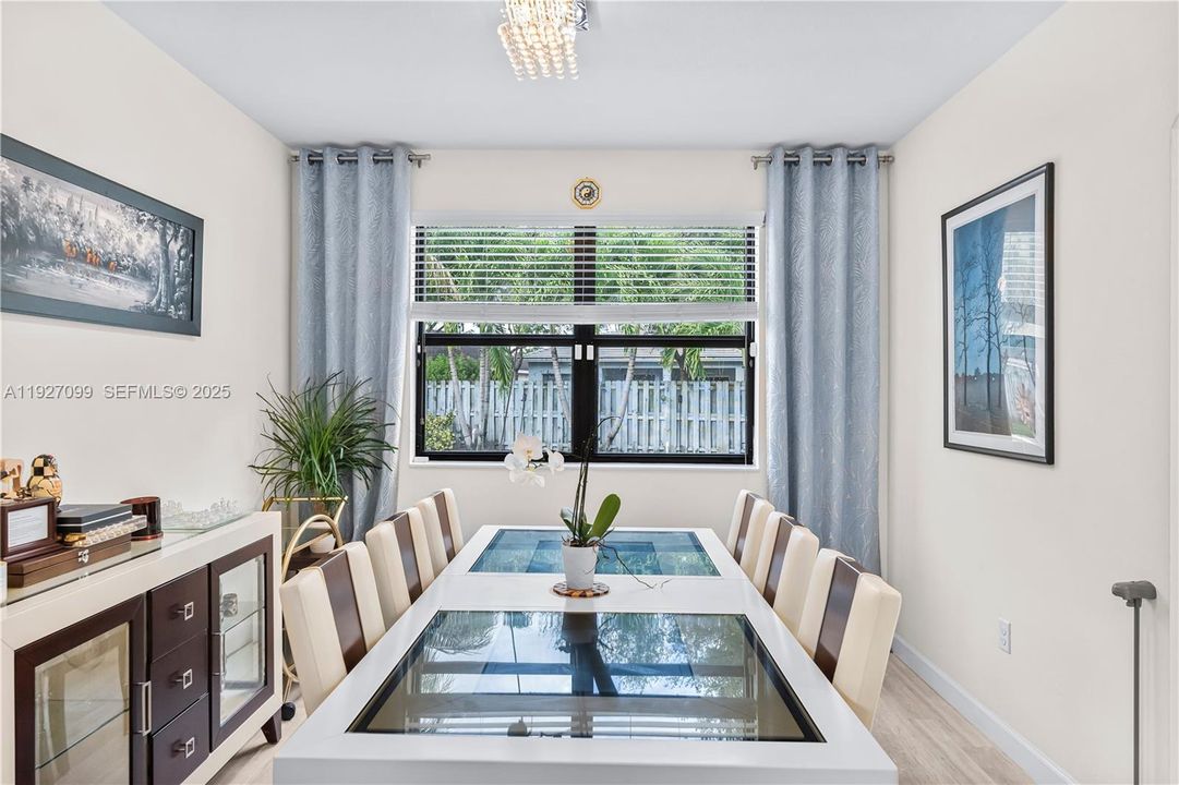 待售: $834,999 (5 贝兹, 4 浴室, 3696 平方英尺)