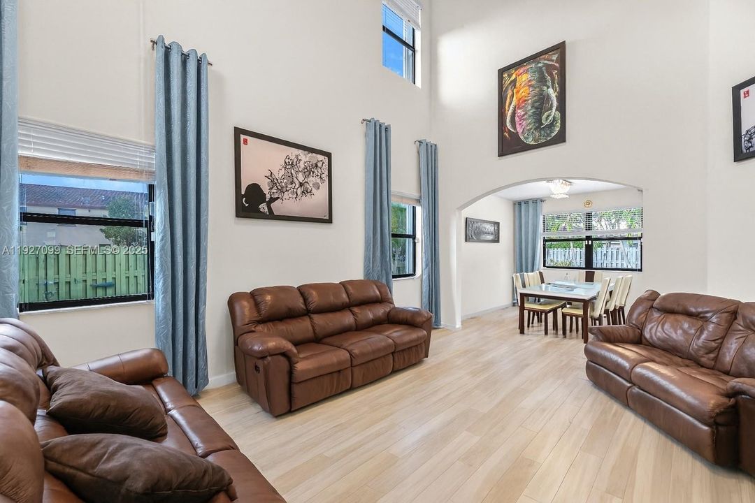 待售: $834,999 (5 贝兹, 4 浴室, 3696 平方英尺)