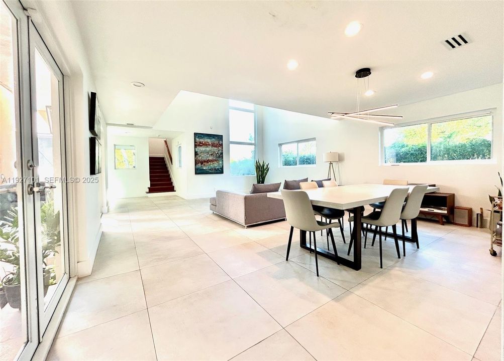 En Renta: $8,500 (4 camas, 3 baños, 2368 Pies cuadrados)