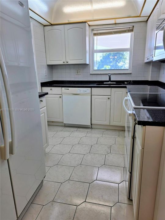 В аренду: $2,150 (2 спален, 2 ванн, 1200 Квадратных фут)