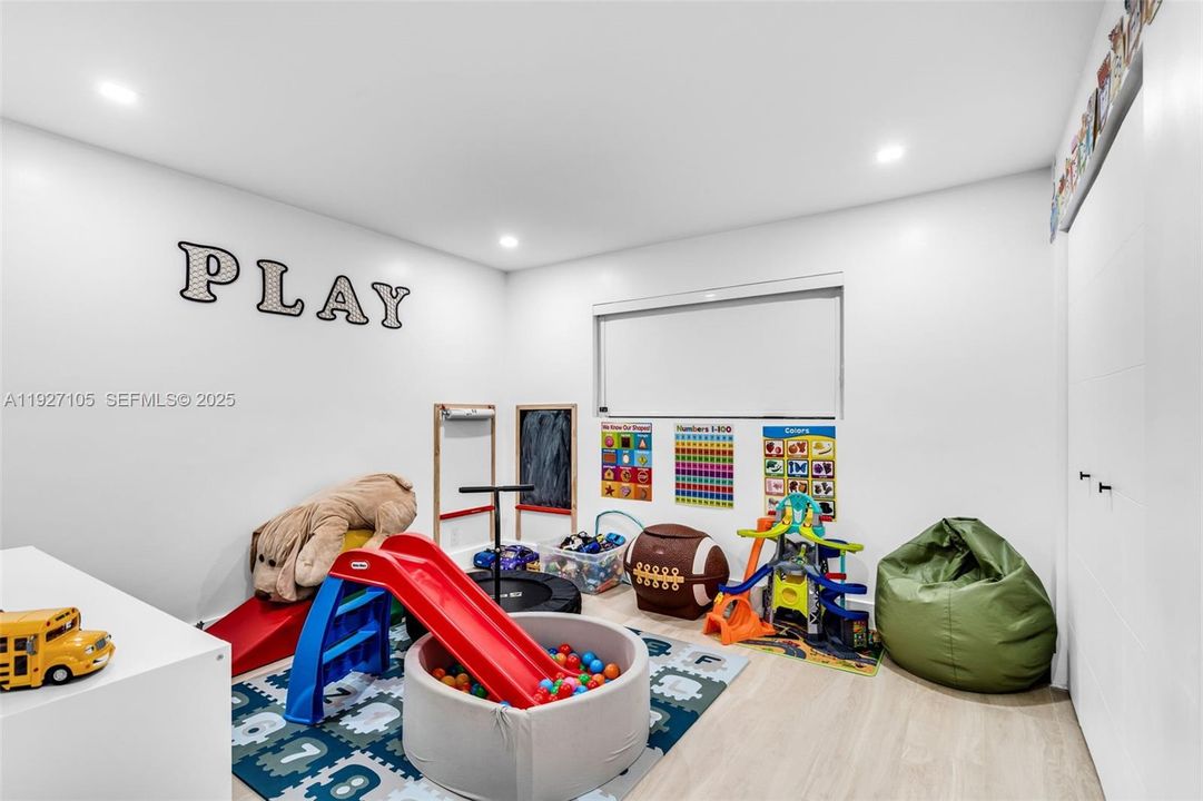 For Sale: $825,000 (4 beds, 3 baths, 2333 Square Feet)