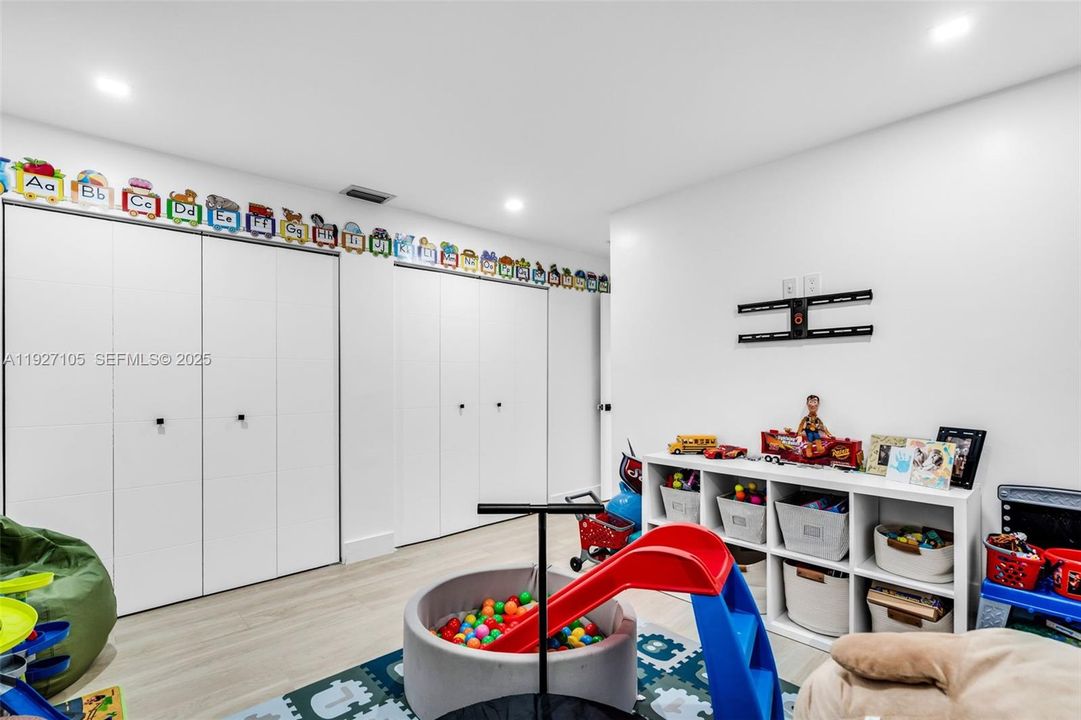 For Sale: $825,000 (4 beds, 3 baths, 2333 Square Feet)