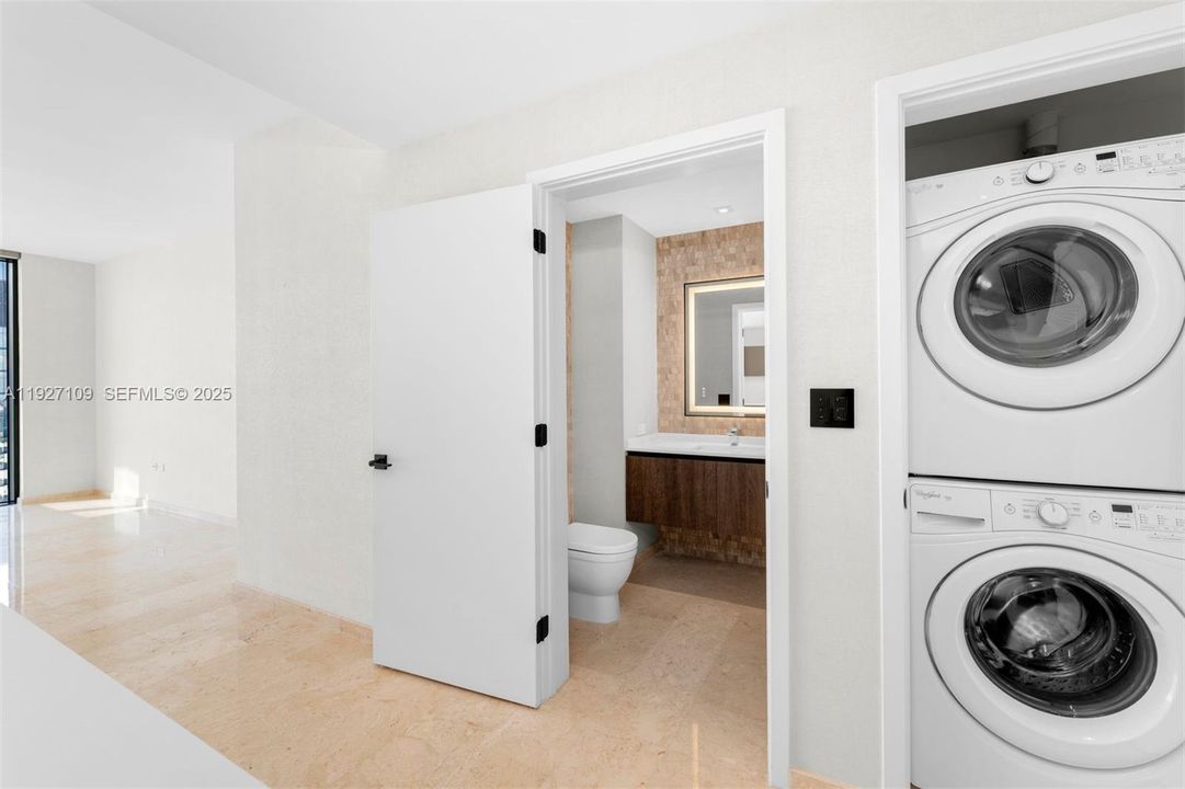 出租: $5,600 (1 贝兹, 1 浴室, 886 平方英尺)