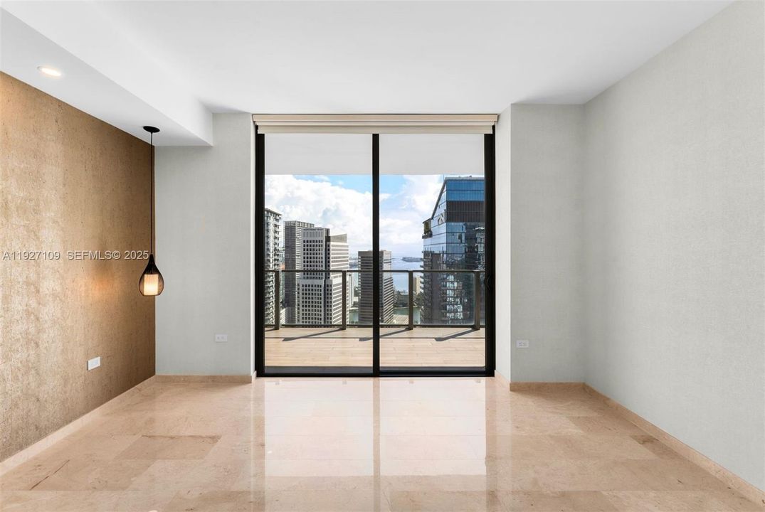 出租: $5,600 (1 贝兹, 1 浴室, 886 平方英尺)