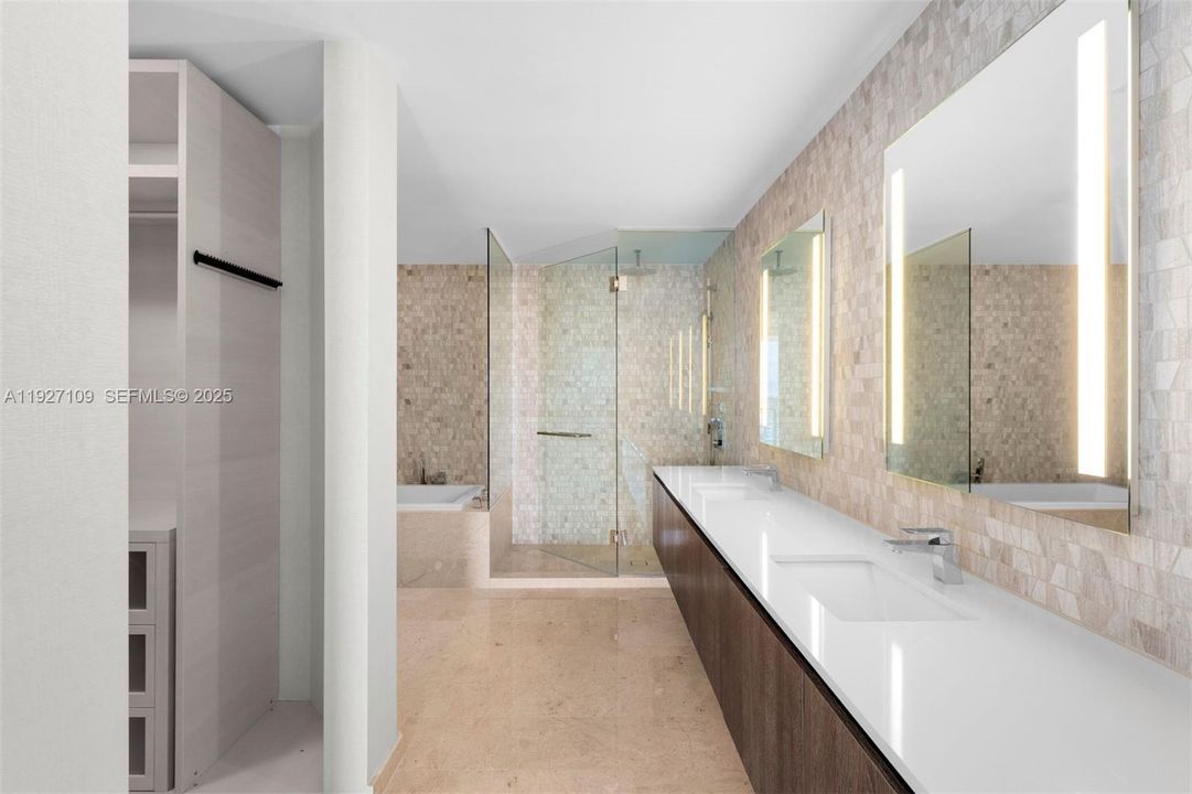 出租: $5,600 (1 贝兹, 1 浴室, 886 平方英尺)