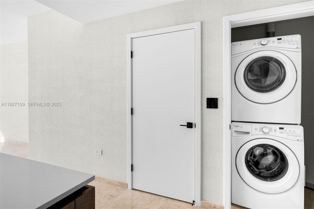 出租: $5,600 (1 贝兹, 1 浴室, 886 平方英尺)