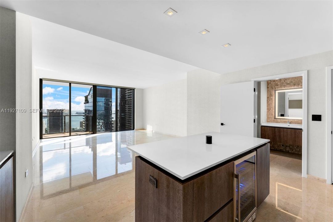 出租: $5,600 (1 贝兹, 1 浴室, 886 平方英尺)