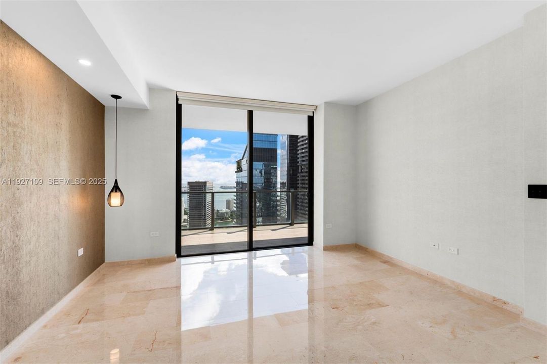 出租: $5,600 (1 贝兹, 1 浴室, 886 平方英尺)