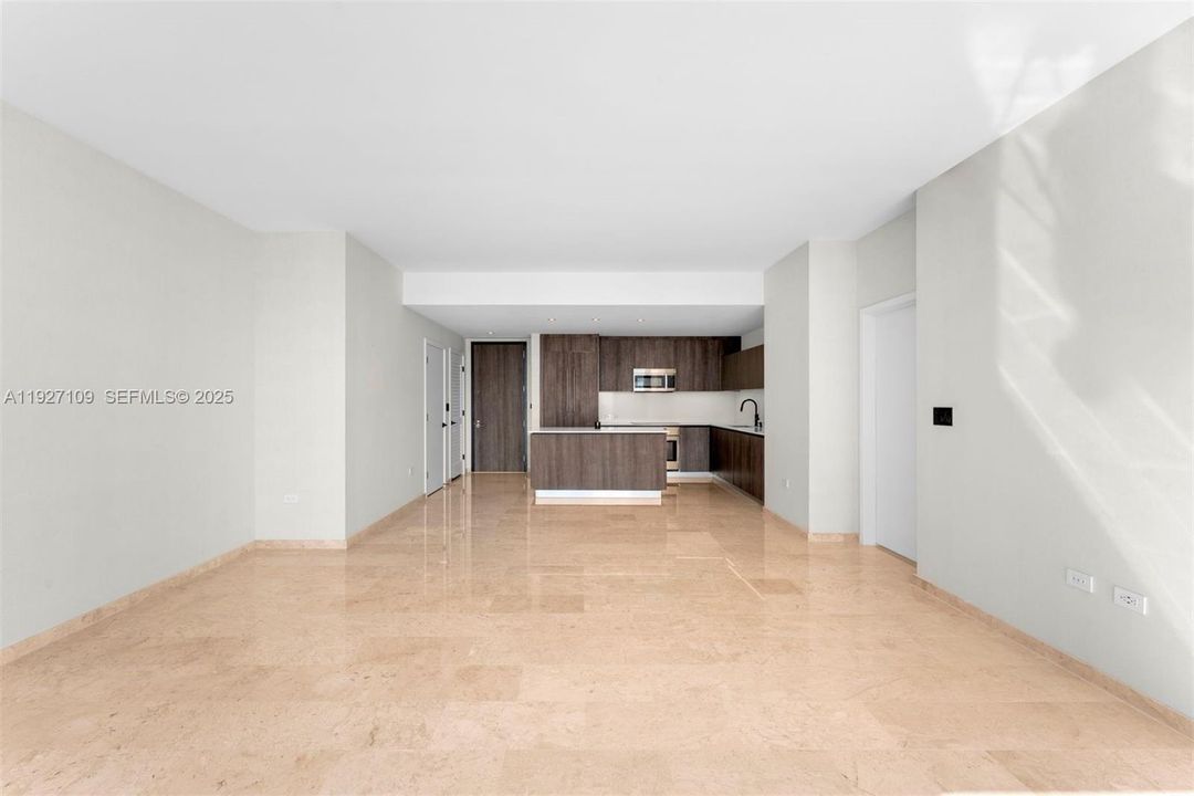 出租: $5,600 (1 贝兹, 1 浴室, 886 平方英尺)