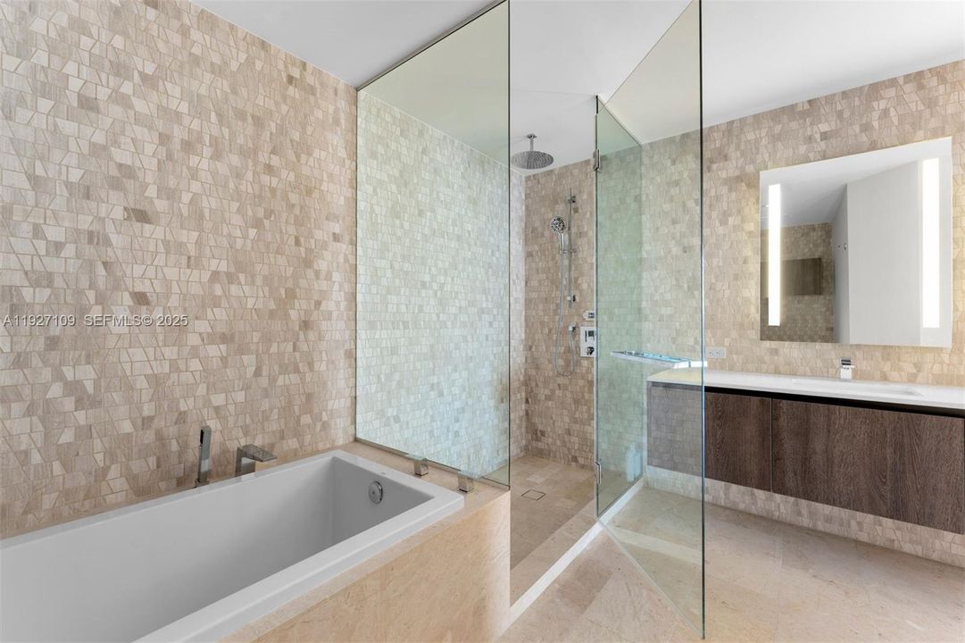 出租: $5,600 (1 贝兹, 1 浴室, 886 平方英尺)