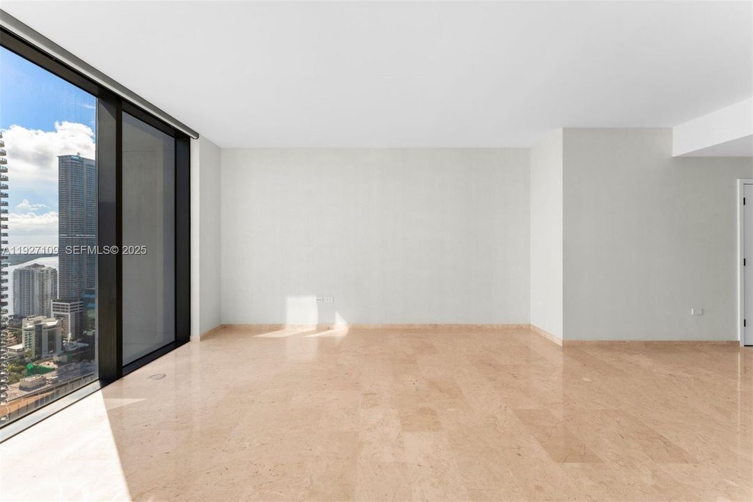 出租: $5,600 (1 贝兹, 1 浴室, 886 平方英尺)