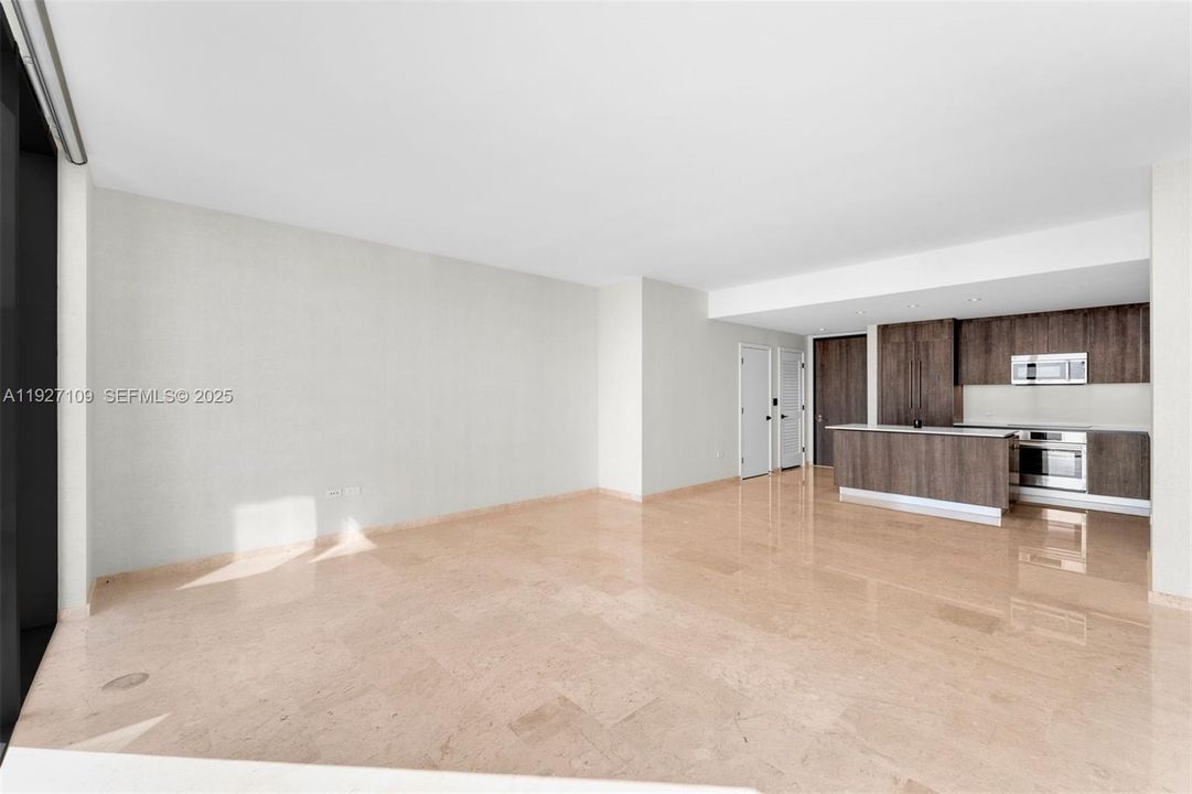 出租: $5,600 (1 贝兹, 1 浴室, 886 平方英尺)