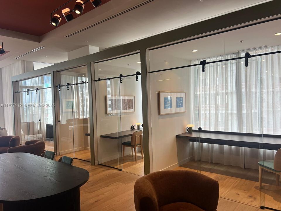 For Sale: $979,000 (2 beds, 2 baths, 925 Square Feet)