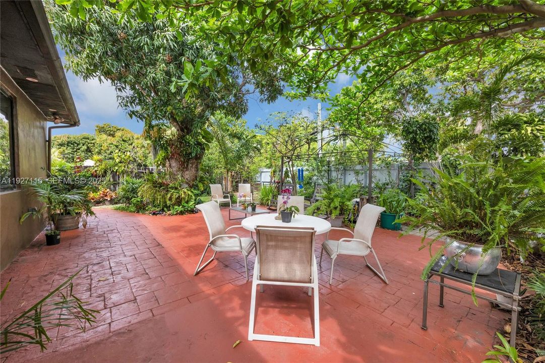 For Sale: $649,000 (3 beds, 2 baths, 1686 Square Feet)