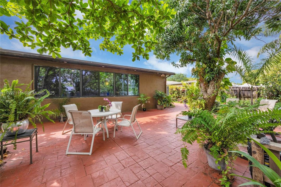 For Sale: $649,000 (3 beds, 2 baths, 1686 Square Feet)