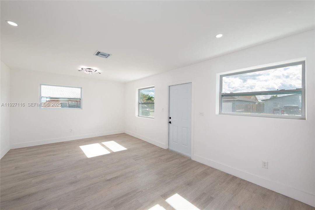 En Venta: $449,900 (5 camas, 3 baños, 1112 Pies cuadrados)