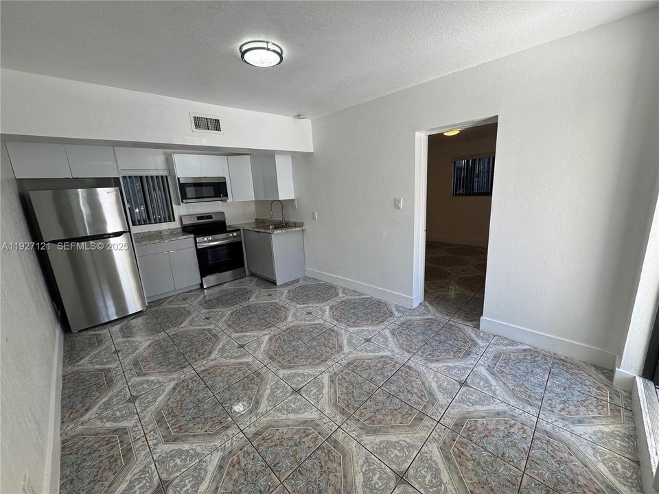 出租: $1,300 (1 贝兹, 1 浴室, 1100 平方英尺)