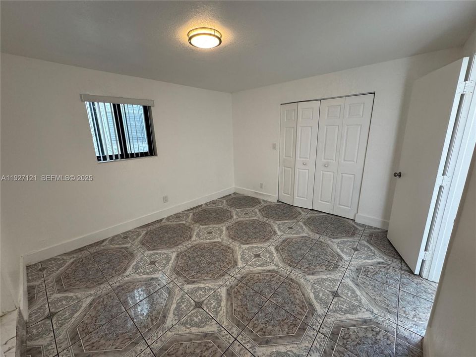 出租: $1,300 (1 贝兹, 1 浴室, 1100 平方英尺)