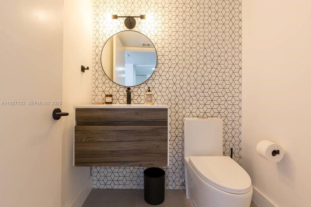 待售: $345,000 (1 贝兹, 1 浴室, 880 平方英尺)