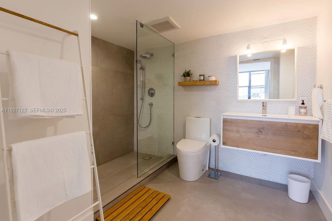 待售: $345,000 (1 贝兹, 1 浴室, 880 平方英尺)