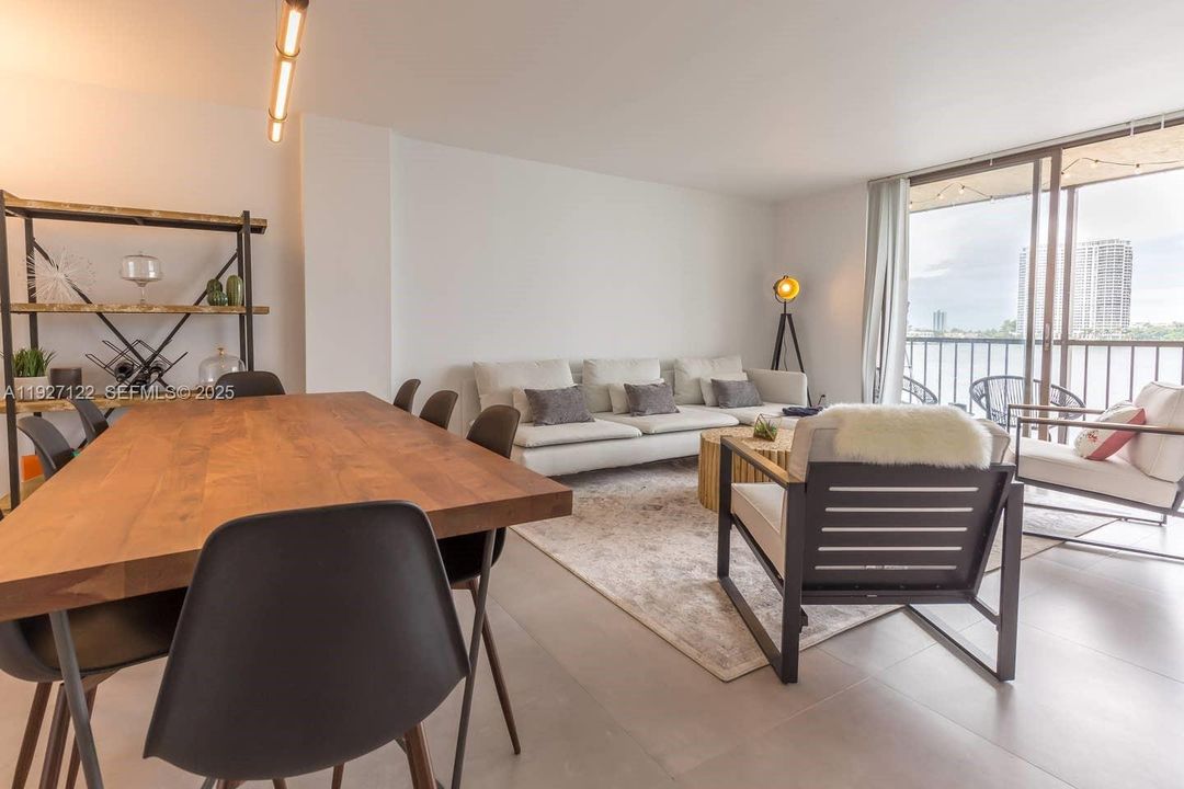 待售: $345,000 (1 贝兹, 1 浴室, 880 平方英尺)