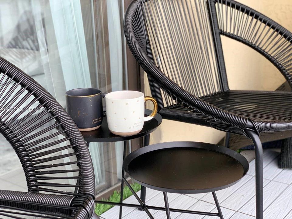 待售: $345,000 (1 贝兹, 1 浴室, 880 平方英尺)