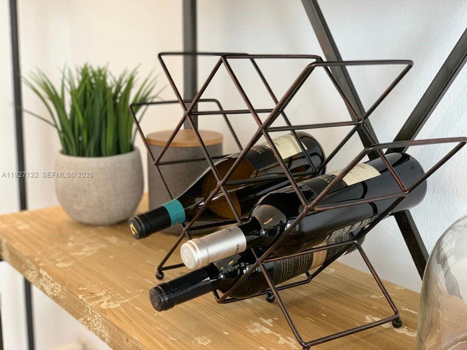 待售: $345,000 (1 贝兹, 1 浴室, 880 平方英尺)