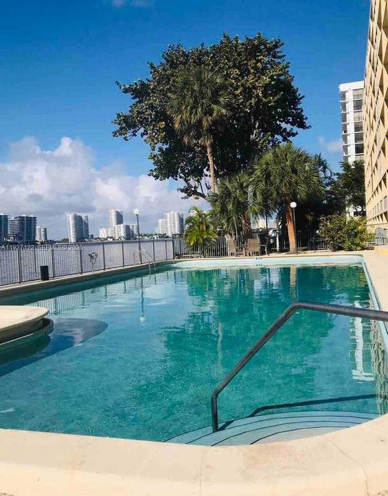 待售: $345,000 (1 贝兹, 1 浴室, 880 平方英尺)