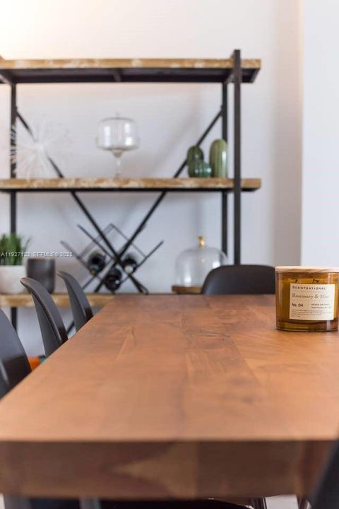 待售: $345,000 (1 贝兹, 1 浴室, 880 平方英尺)