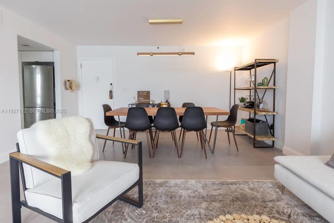 待售: $345,000 (1 贝兹, 1 浴室, 880 平方英尺)