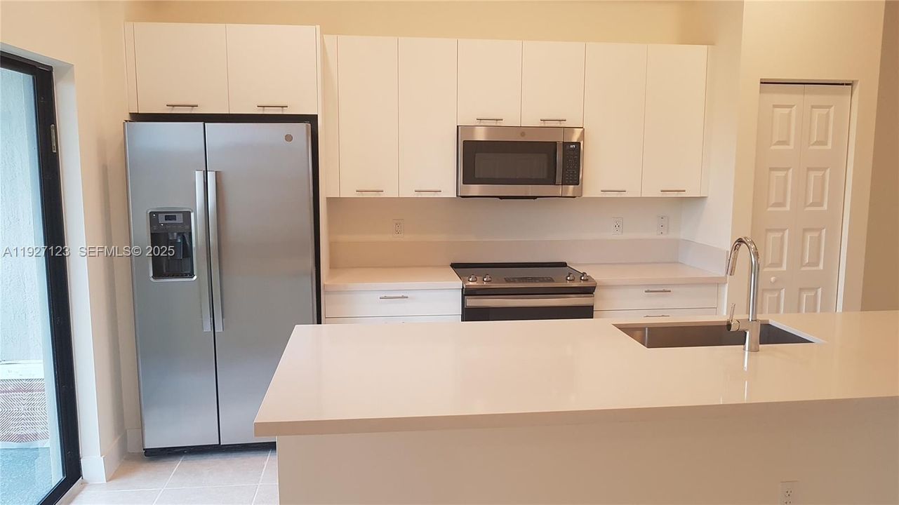 В аренду: $2,800 (2 спален, 2 ванн, 1072 Квадратных фут)