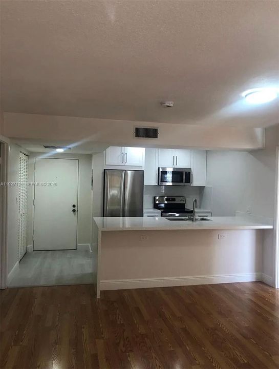 For Rent: $2,350 (2 beds, 2 baths, 992 Square Feet)