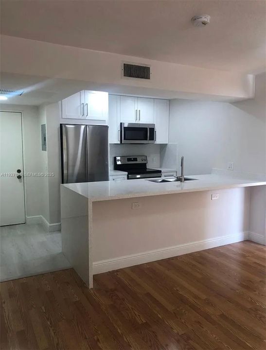 For Rent: $2,350 (2 beds, 2 baths, 992 Square Feet)