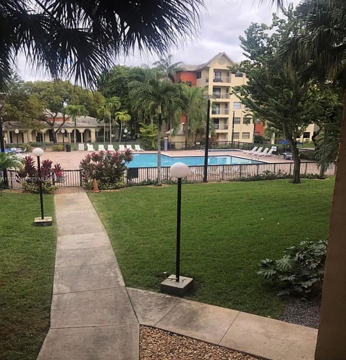 For Rent: $2,350 (2 beds, 2 baths, 992 Square Feet)