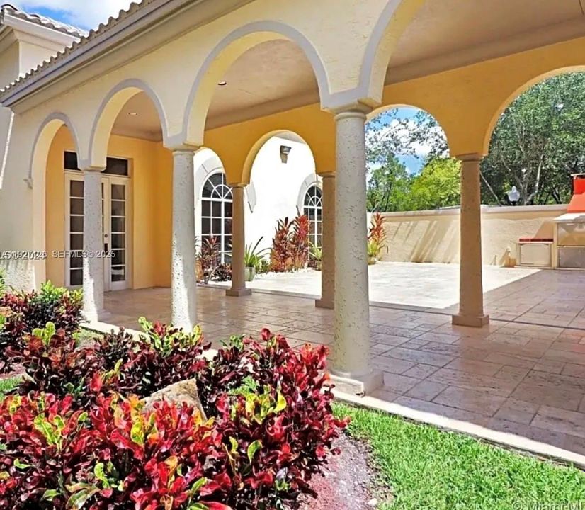 For Rent: $2,350 (2 beds, 2 baths, 992 Square Feet)