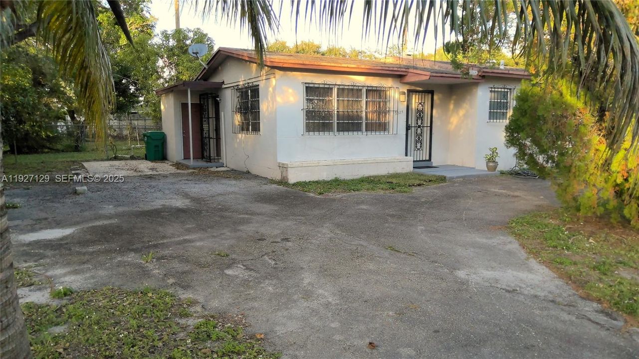 For Rent: $2,900 (3 beds, 2 baths, 1118 Square Feet)