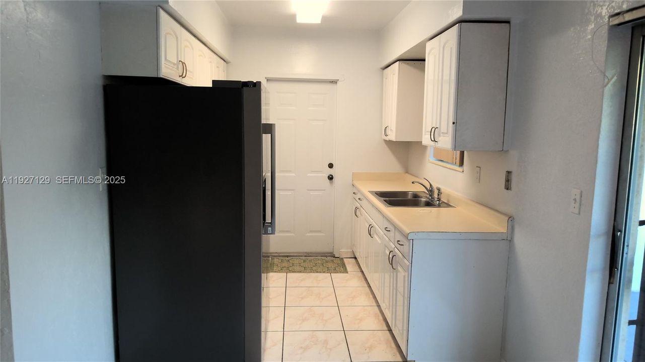 For Rent: $2,900 (3 beds, 2 baths, 1118 Square Feet)
