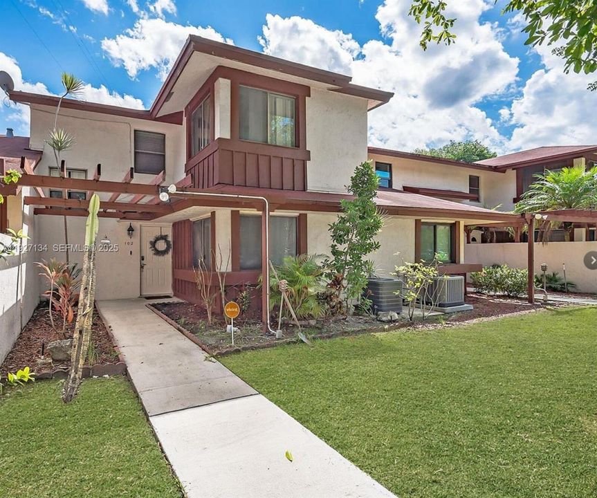 For Rent: $2,500 (3 beds, 3 baths, 1578 Square Feet)